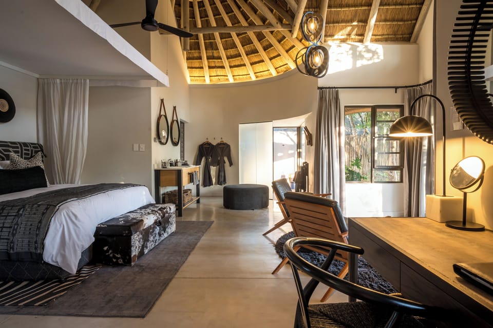 Luxury Room, 1 King Bed | Minibar (some free items), in-room safe, desk, iron/ironing board