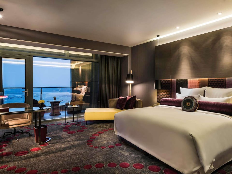 Executive Room, 1 King Bed | 1 bedroom, minibar, in-room safe, desk