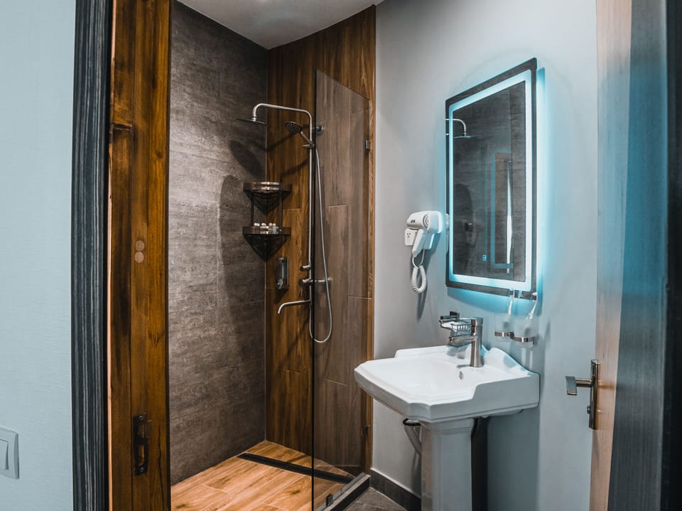 Economy Triple Room | Bathroom | Shower, free toiletries, hair dryer, slippers