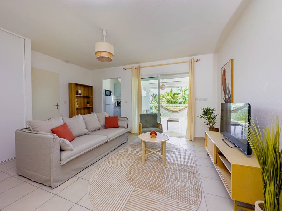 Comfort Apartment | Living area | 55-inch LED TV with cable channels, TV, Netflix