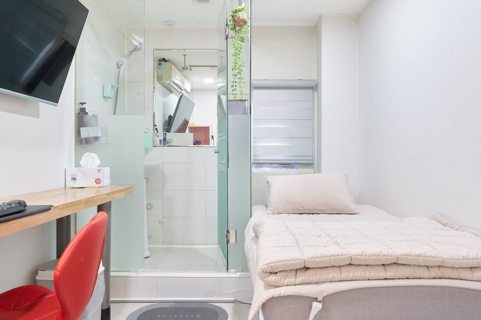 Deluxe Single Room [Fitness coupon + free buffet all day] | Individually decorated, desk, laptop workspace, blackout drapes