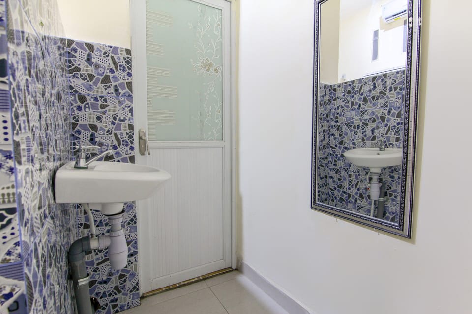 Standard Double Room | Bathroom | Shower, towels