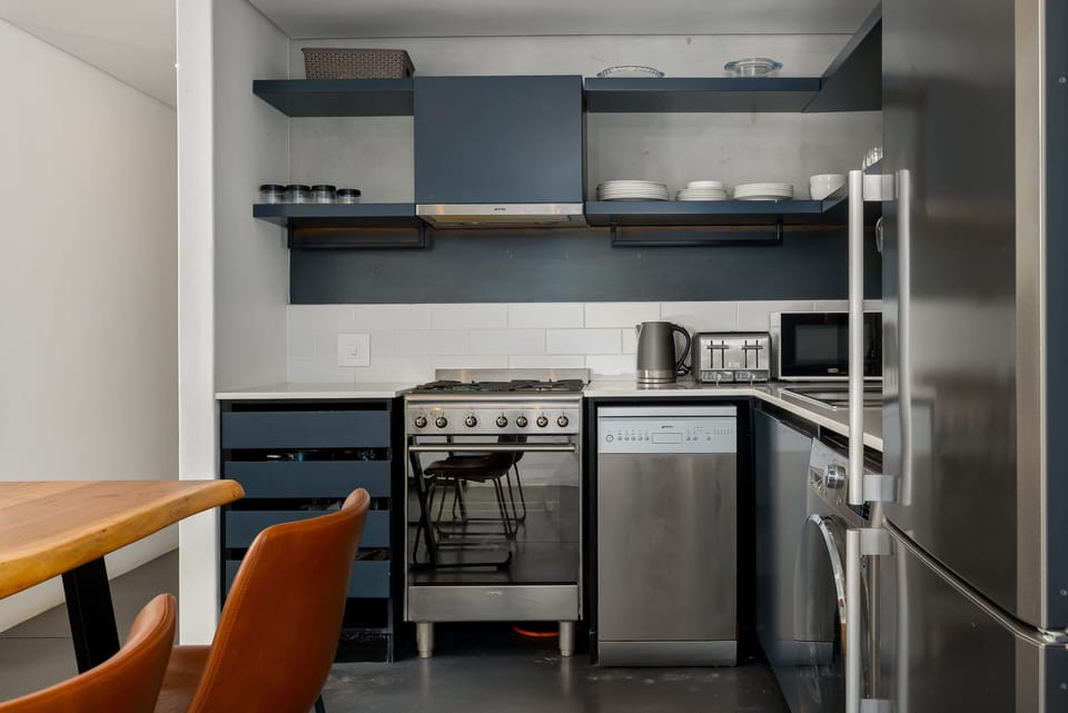Deluxe Apartment | Private kitchen | Fridge, microwave, oven, stovetop