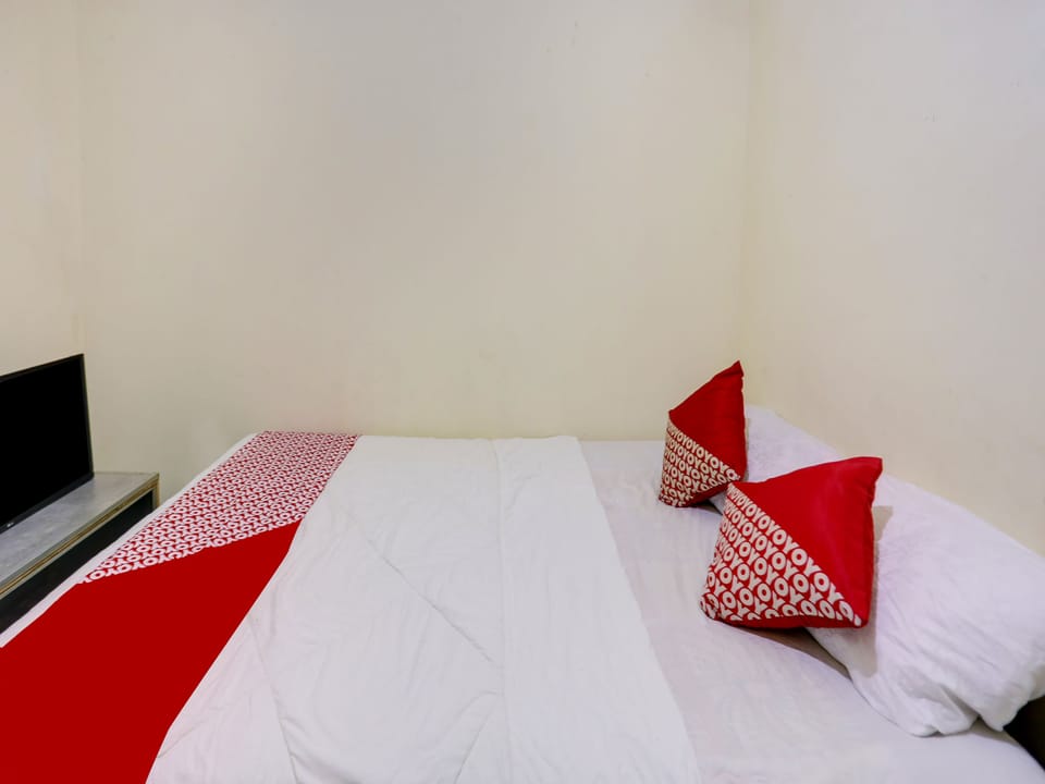 Standard Double Room | Desk, bed sheets