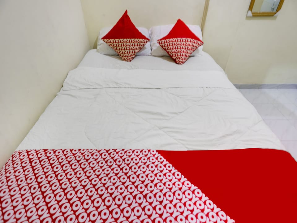 Standard Double Room | Desk, bed sheets