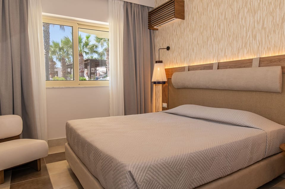 Junior Suite | In-room safe, blackout drapes, free WiFi, bed sheets