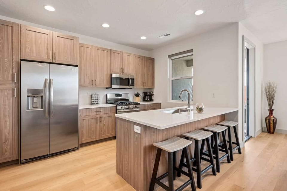 Townhome, 3 Bedrooms | Private kitchen | Fridge, oven, coffee/tea maker, toaster