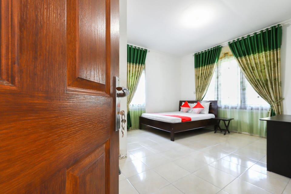 Standard Double Room | Desk, bed sheets