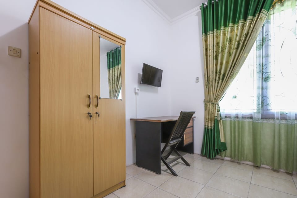 Standard Double Room | Living area | 32-inch flat-screen TV with cable channels, TV