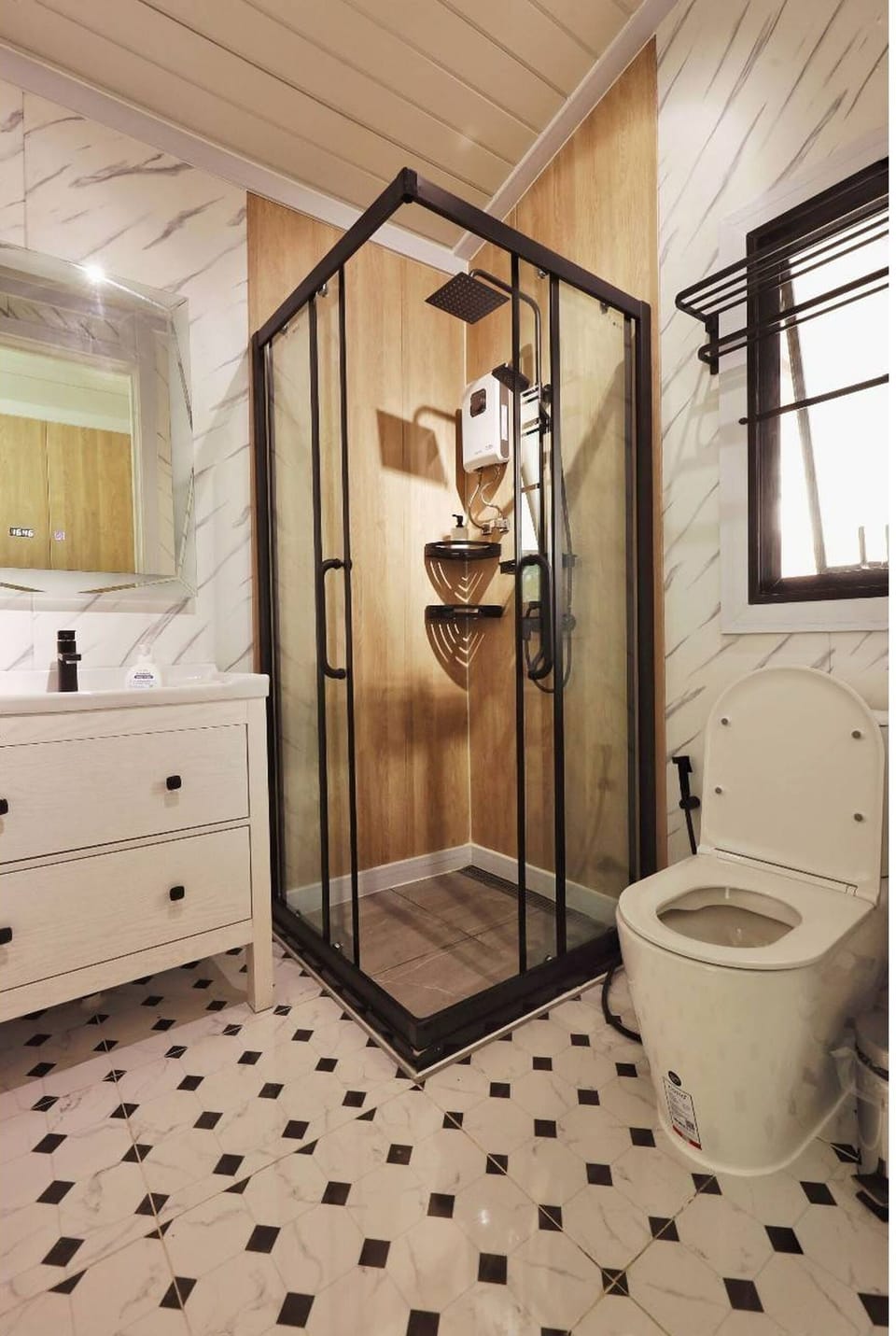 Premier Double Room | Bathroom | Shower, rainfall showerhead, towels, soap