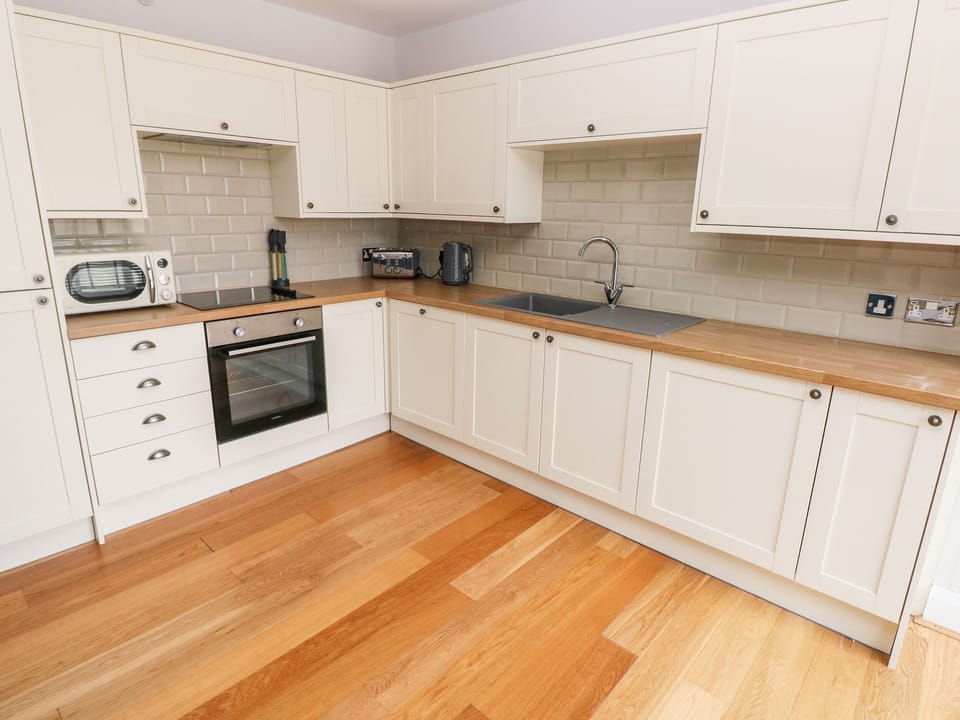 Fridge, dishwasher, cookware/dishes/utensils