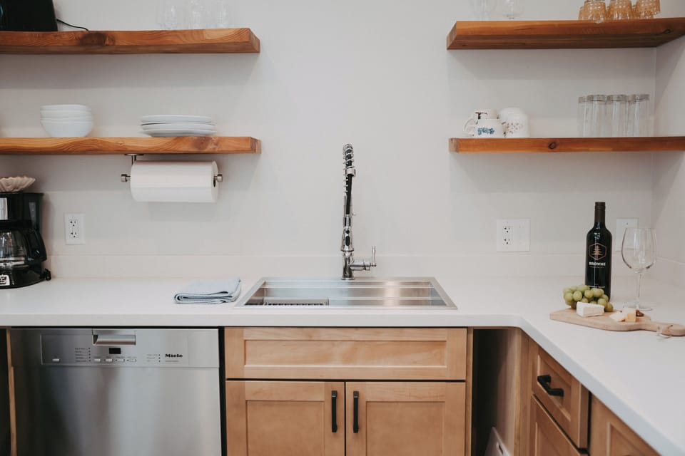 Superior Apartment | Private kitchen | Microwave, coffee/tea maker, electric kettle, paper towels