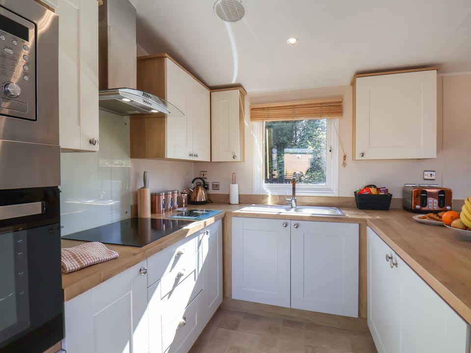 Fridge, cookware/dishes/utensils