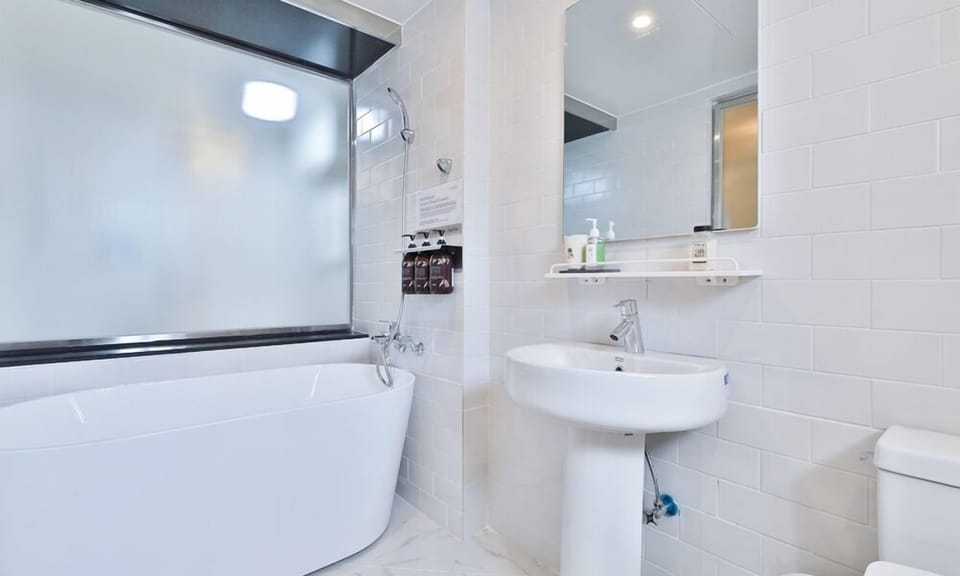 Suite | Bathroom | Free toiletries, hair dryer, bathrobes, slippers