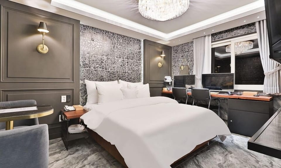 Suite | Individually decorated, individually furnished, free WiFi, bed sheets