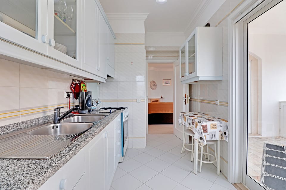 Apartment, 1 Bedroom, Kitchen | Private kitchen | Coffee/tea maker, microwave, electric kettle, toaster