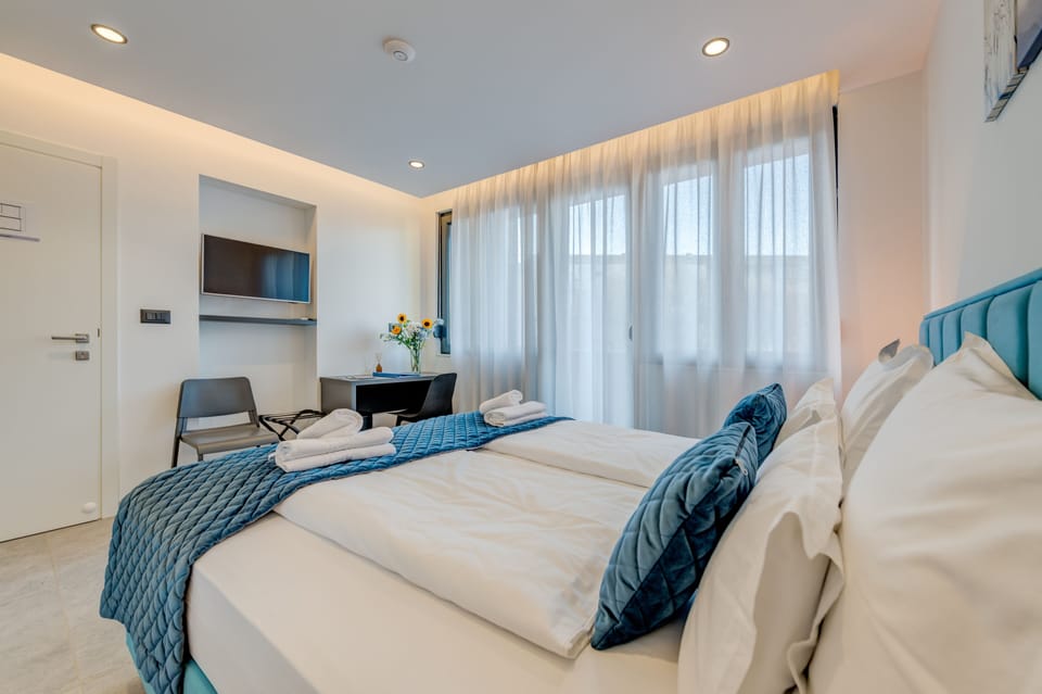 Deluxe Double Room, Balcony | In-room safe, individually decorated, individually furnished, desk