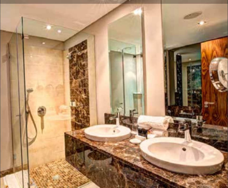 Combined shower/tub, deep soaking tub, free toiletries, hair dryer