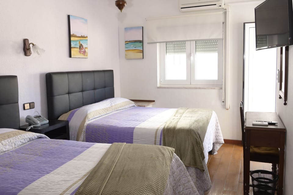 Suite | Desk, free cribs/infant beds, free WiFi, bed sheets