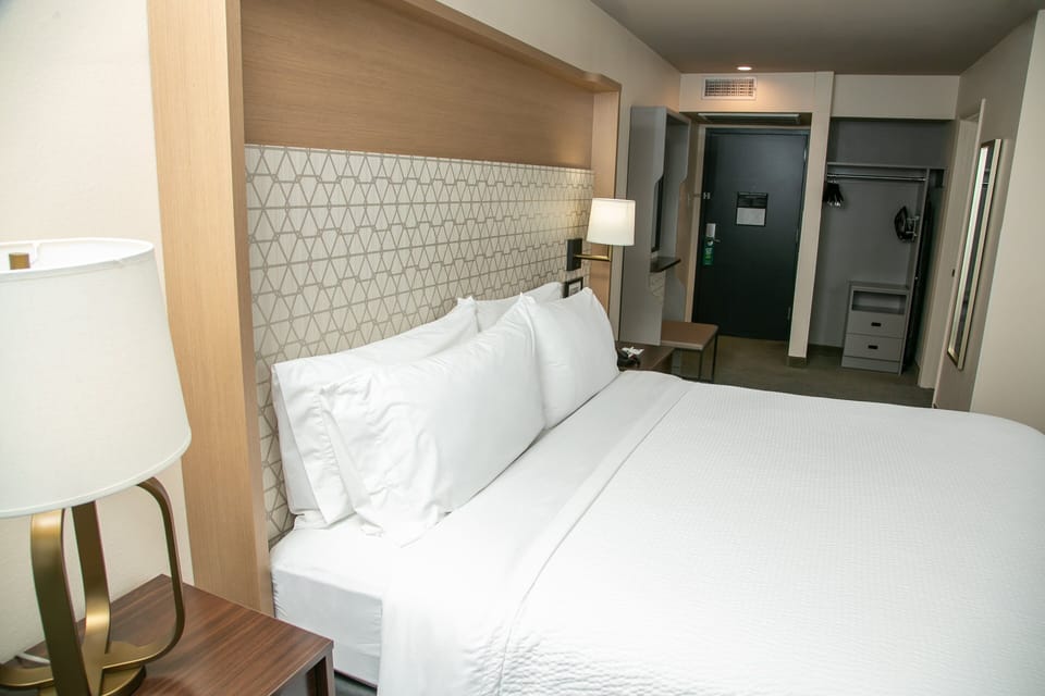 Standard Room, 1 King Bed | In-room safe, desk, laptop workspace, iron/ironing board