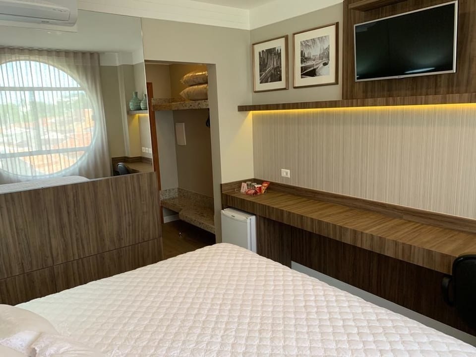 Premium Twin Room, 1 King Bed | Room amenity