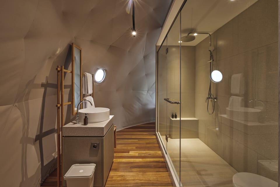 Shower, rainfall showerhead, free toiletries, hair dryer