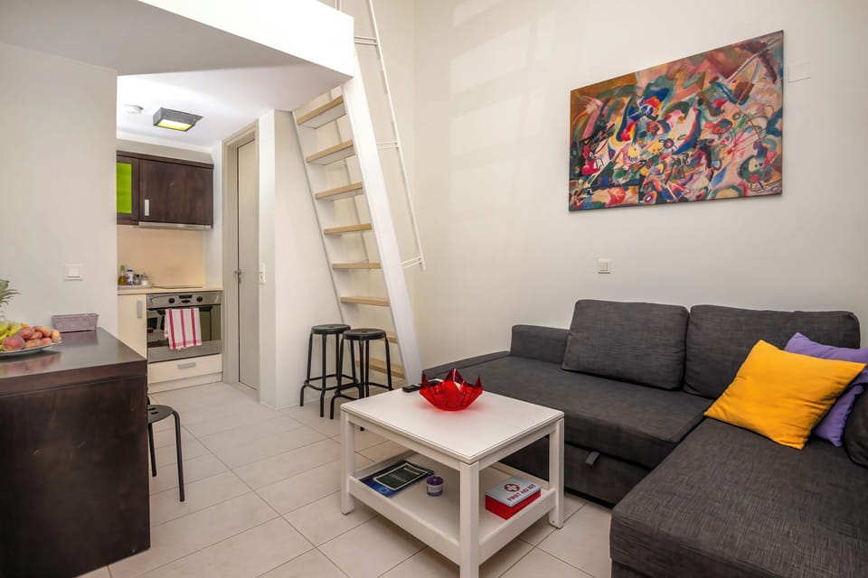 Studio Sea View | Living area | 32-inch flat-screen TV with cable channels, TV