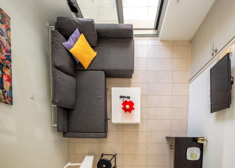 Studio Sea View | Living area | 32-inch flat-screen TV with cable channels, TV