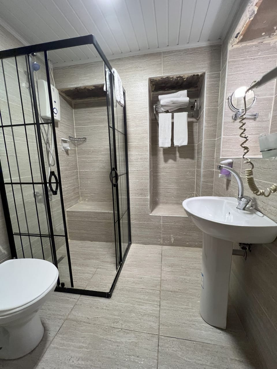 Family Twin Room | Bathroom | Shower, rainfall showerhead, hair dryer, towels