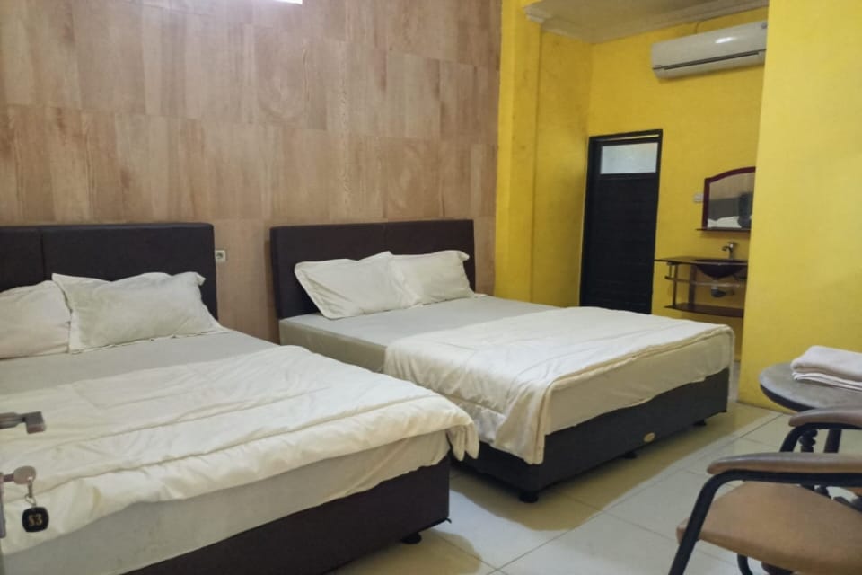 Family Room | Desk, WiFi (free), bed sheets