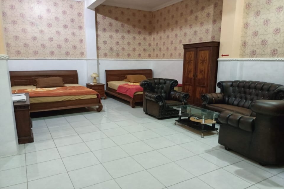 Family Suite | Desk, WiFi (free), bed sheets