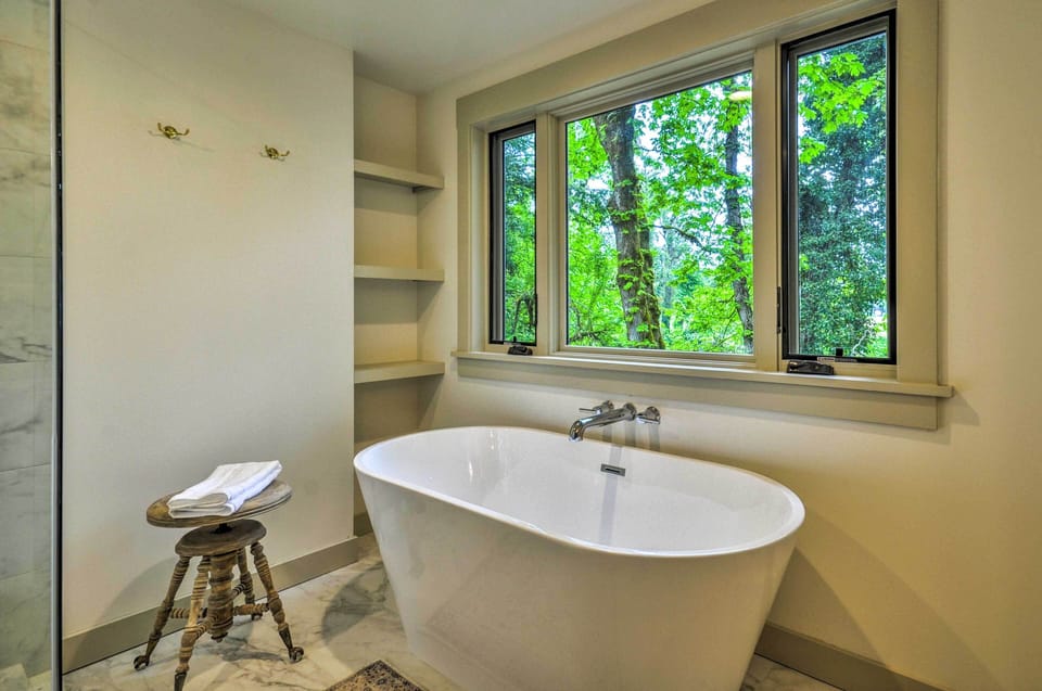 Peaceful + Elegant Cottage w/ Riverside View Cottage in Clackamas