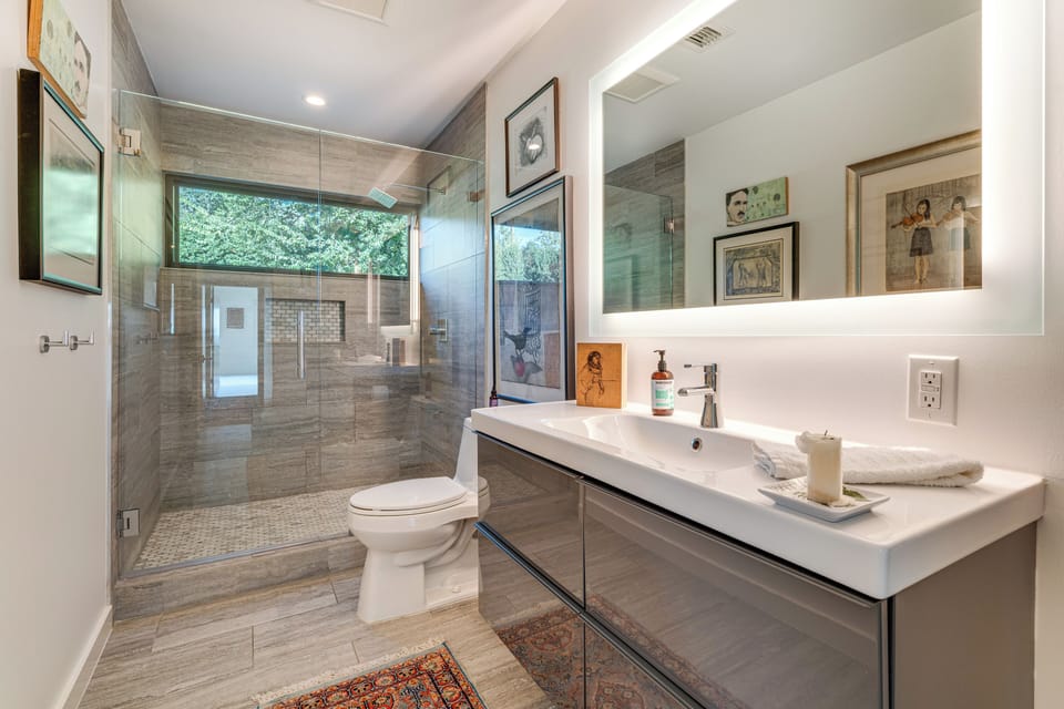 Luxe Mid-century Austin Home w/ Canyon Views Cottage in Lake Austin