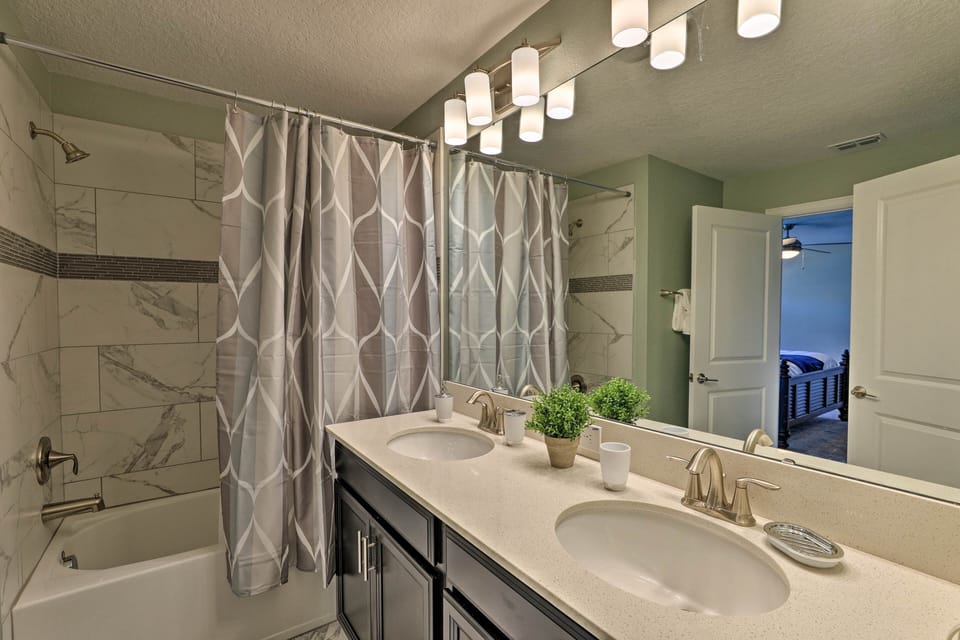 ~ 6 Mi to Disney: Kissimmee Retreat w/ Pool! Apartment in Kissimmee