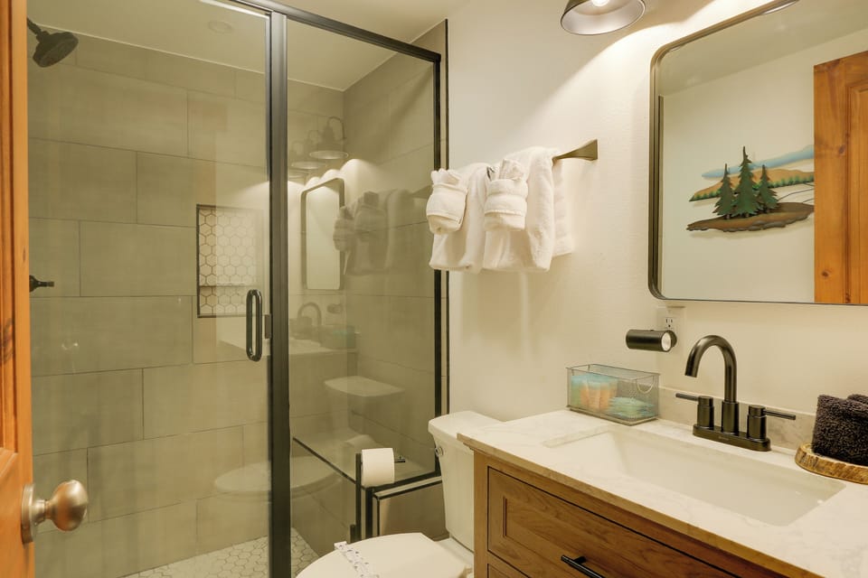 2 Mi to Downtown: Home w/ Hot Tub in Estes Park! Cottage in Estes Park