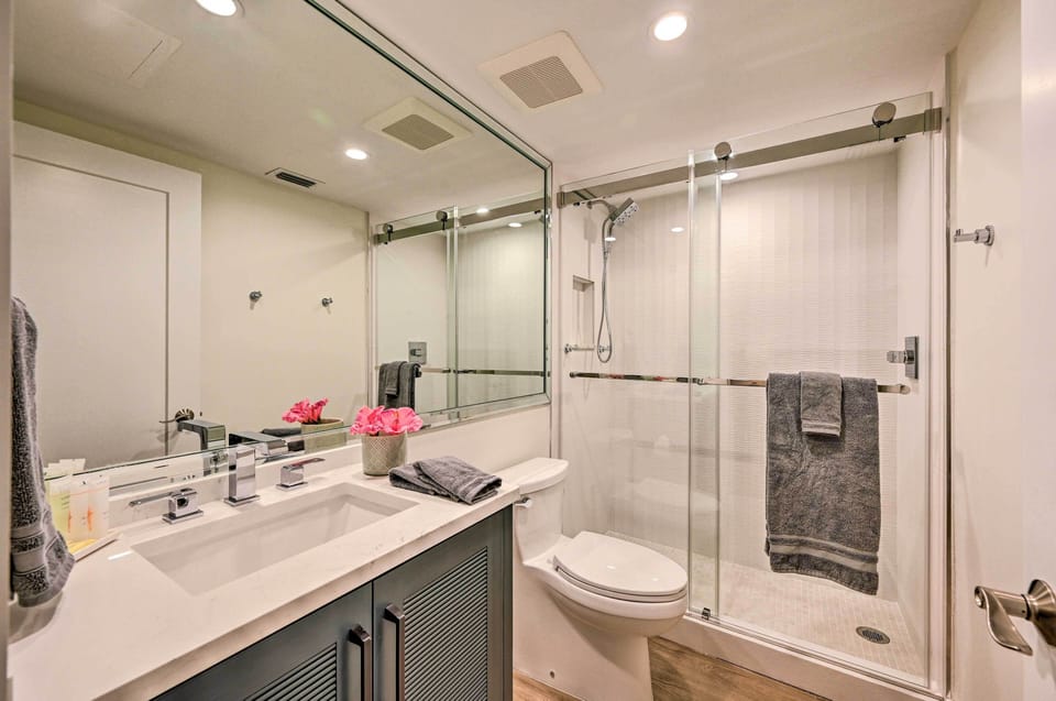 Luxe Naples Escape: Walk to Beach & Downtown! Apartment in Naples