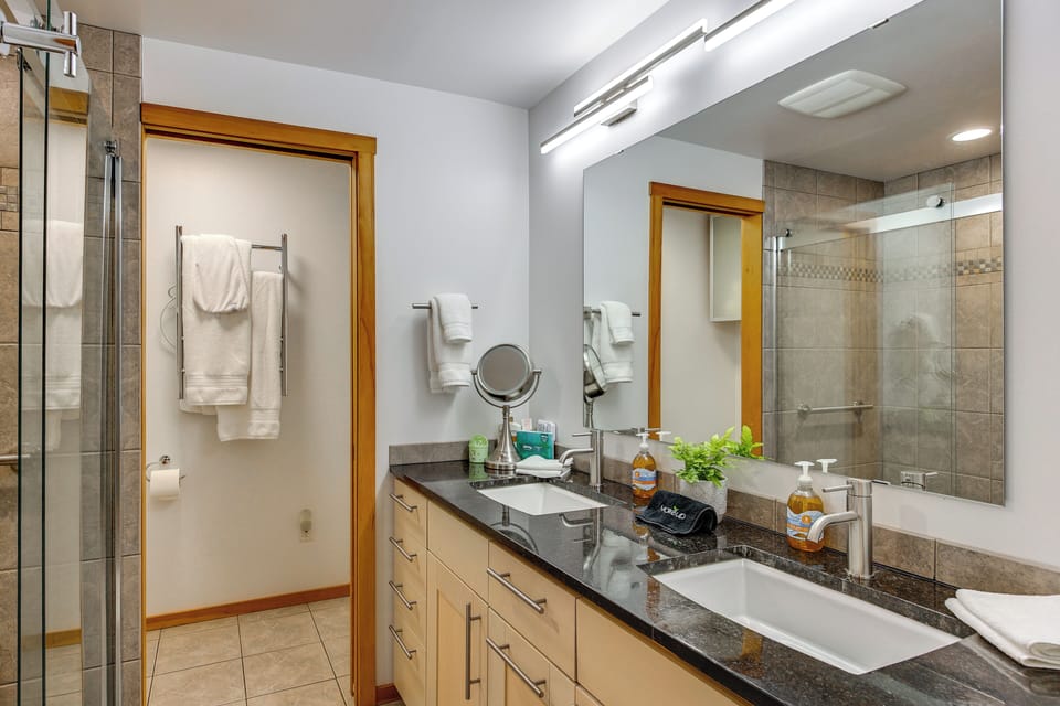 Redmond Retreat w/ Fenced Yard & EV Charger Apartment in Redmond