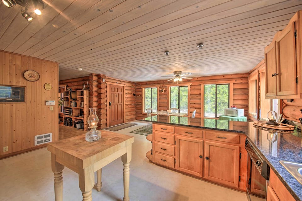 House (3 Bedrooms) | Private kitchen | Microwave, oven, stovetop, coffee/tea maker