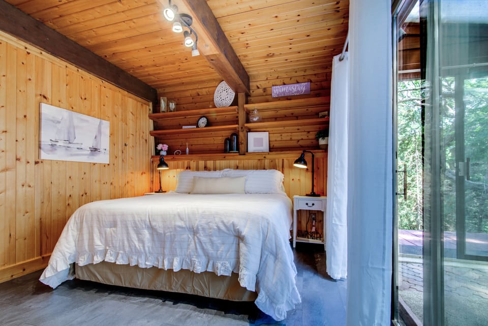 Walk to Tuttle Creek Lake: Secluded Scenic Retreat Cottage in Kansas