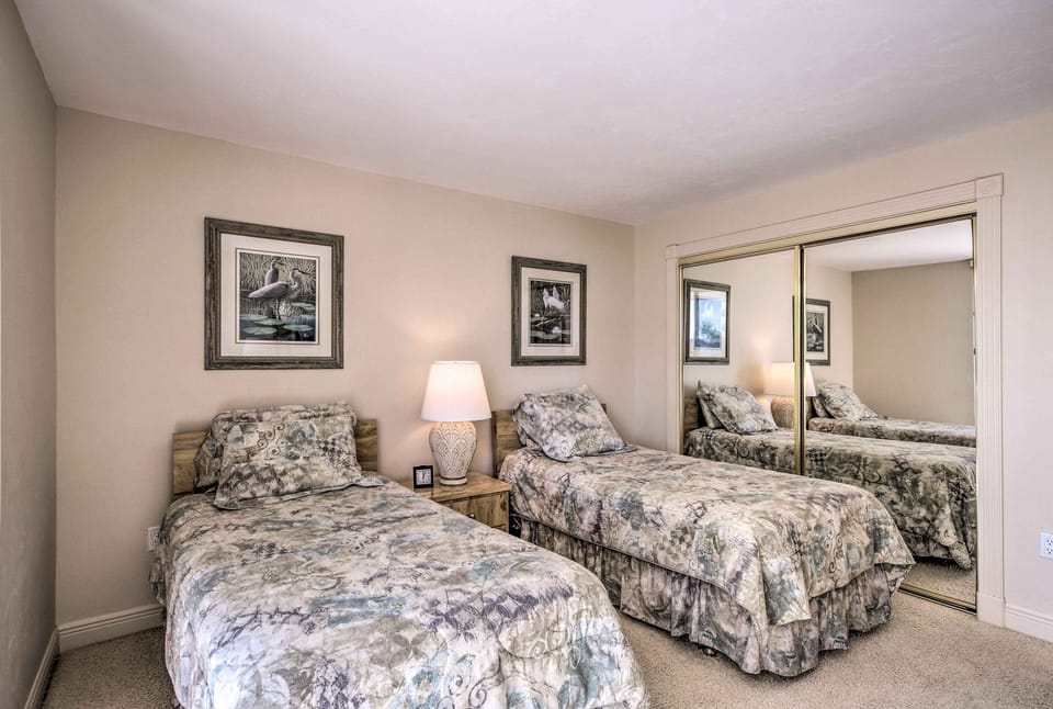 Sunny Getaway: Community Amenities, Walk to Beach! Apartment in Marco Island