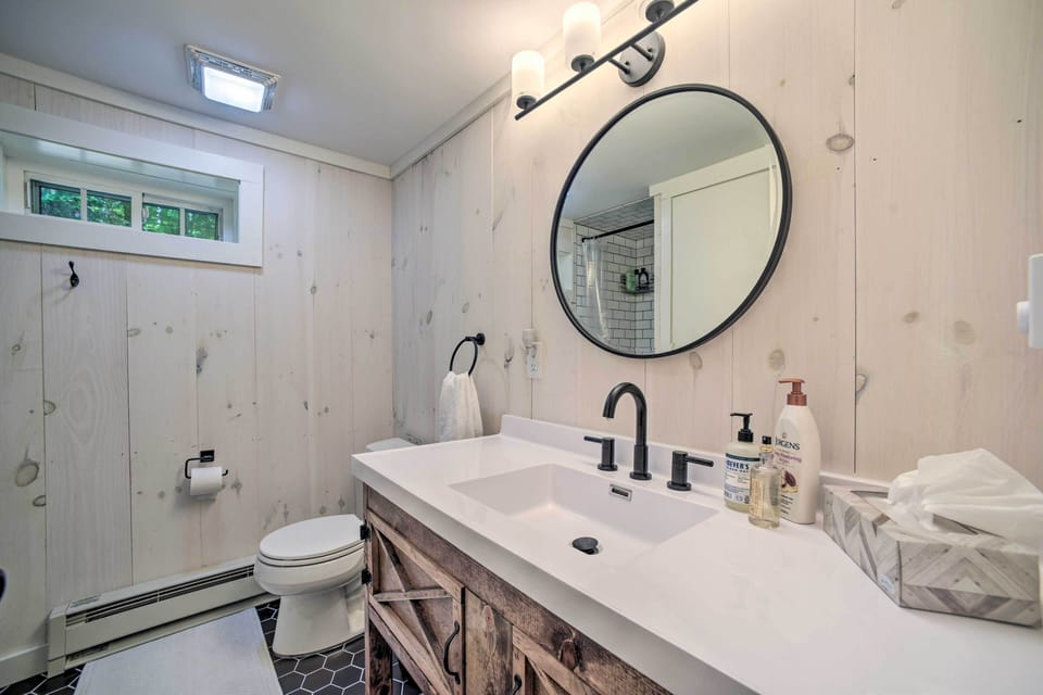 Sleek Cabin w/ Deck, 8 Miles to Mount Snow & Hikes Cottage in Wilmington