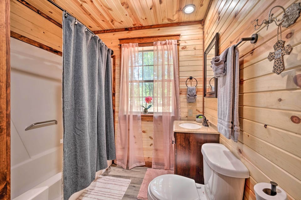 Lavish Broken Bow Home on 6 Acres w/ Hot Tub! Cottage in Broken Bow