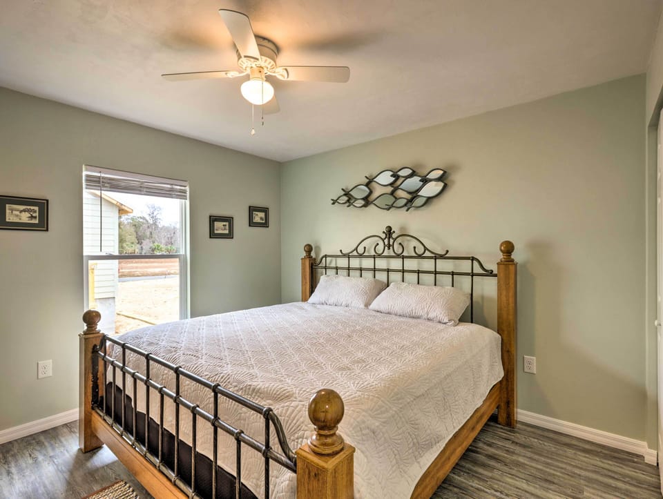 Family-friendly Home, Walk to Steinhatchee River! Cottage in Florida