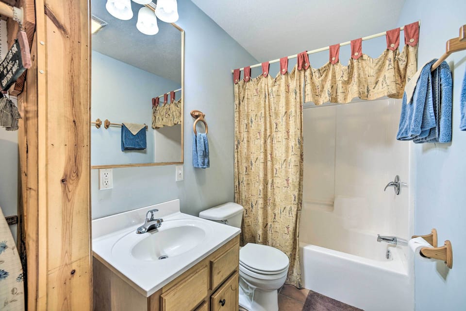 Golfer's Retreat at Kudzu Cove Cabins Resort Cottage in Guntersville Lake