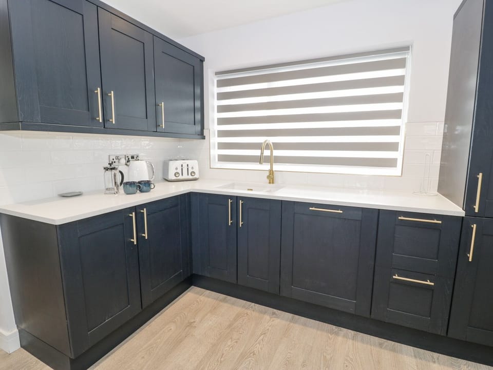 Cottage | Private kitchen | Fridge, dishwasher, electric kettle, toaster