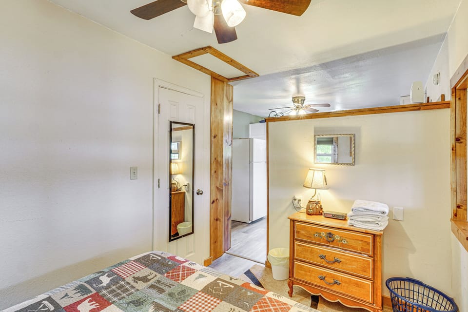 Deck w/ Covered Dock! Lakefront Ozark Cottage Apartment in Lake of the Ozarks