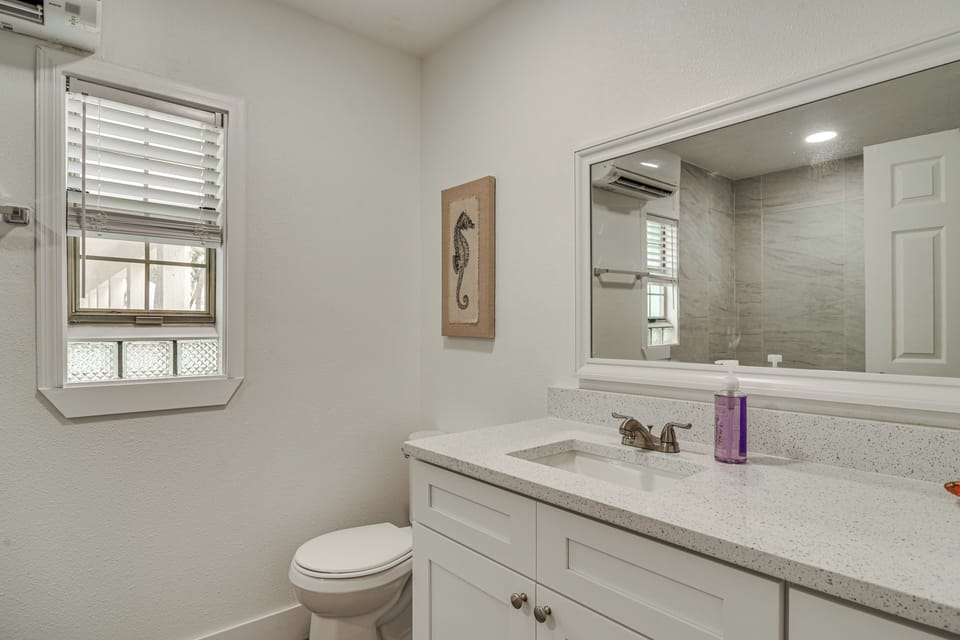 Bright Gulf Coast Escape - 8 Mi to Johns Pass! Apartment in Pass-a-Grille