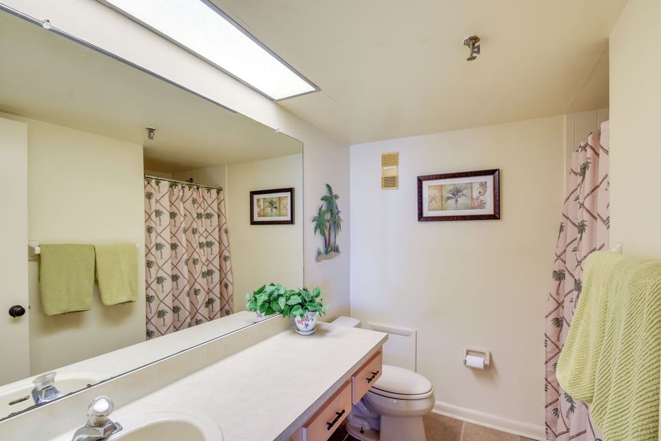 Coastal Condo w/ Balcony: Walk to Madeira Beach! Apartment in Madeira Beach