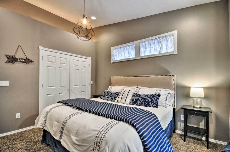 Cute & Cozy PDX Area Townhouse: 31 Mi to Mt. Hood! Apartment in Clackamas County