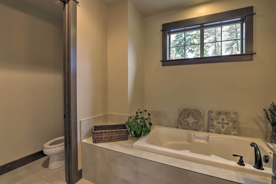 Luxury Suncadia Resort Retreat w/ Private Hot Tub! Cottage in Kittitas County